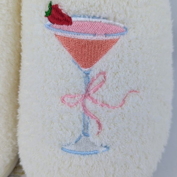 Slipper Strawberry Cosmopolitan Embroider Fleece Memory Foam Slip On L(9/10) NWT - Picture 2 of 14